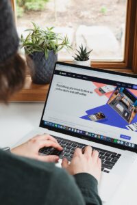 personne utilisant un MacBook Pro sur une table blanche