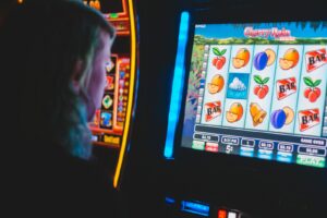 homme jouant à une machine à sous