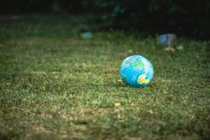 globe de bureau bleu et blanc sur un terrain en herbe verte pendant la journée