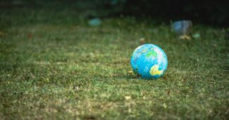 globe de bureau bleu et blanc sur un terrain en herbe verte pendant la journée