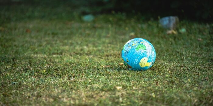 globe de bureau bleu et blanc sur un terrain en herbe verte pendant la journée