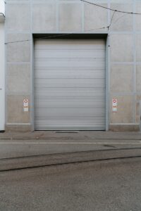 porte à enroulement en métal gris
